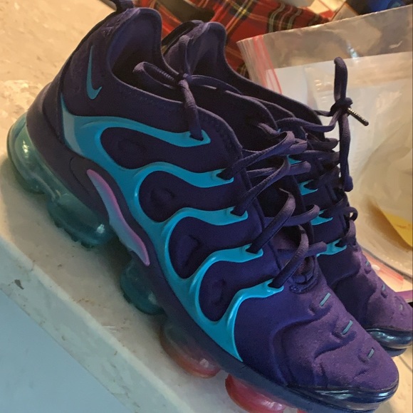 nike vapormax plus hornets